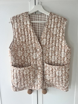 KAMIZELKA DAMSKA PIKOWANA W KWIATY – BEŻOWA LUNELLA