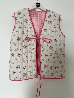 KAMIZELKA W DROBNE KWIATY DAISY RÓŻOWA