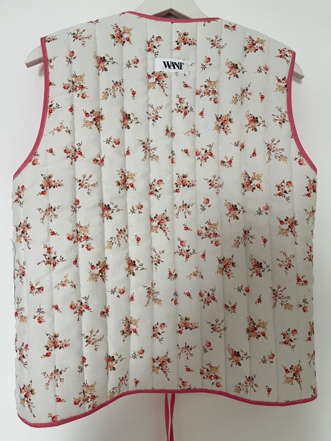 KAMIZELKA W DROBNE KWIATY DAISY RÓŻOWA