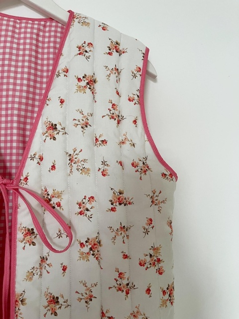 KAMIZELKA W DROBNE KWIATY DAISY RÓŻOWA