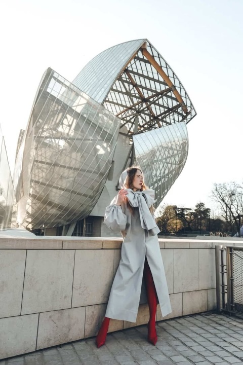 STYLOWY TRENCZ DAMSKI SZARY z efektownym wiązaniem przy szyi