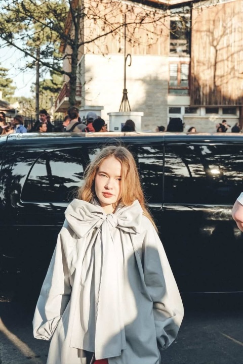 STYLOWY TRENCZ DAMSKI SZARY z efektownym wiązaniem przy szyi