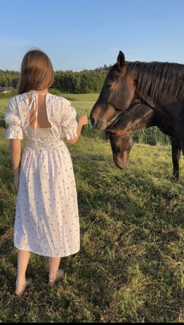 SUKIENKA BIAŁA MIDI W KWIATY ROSE